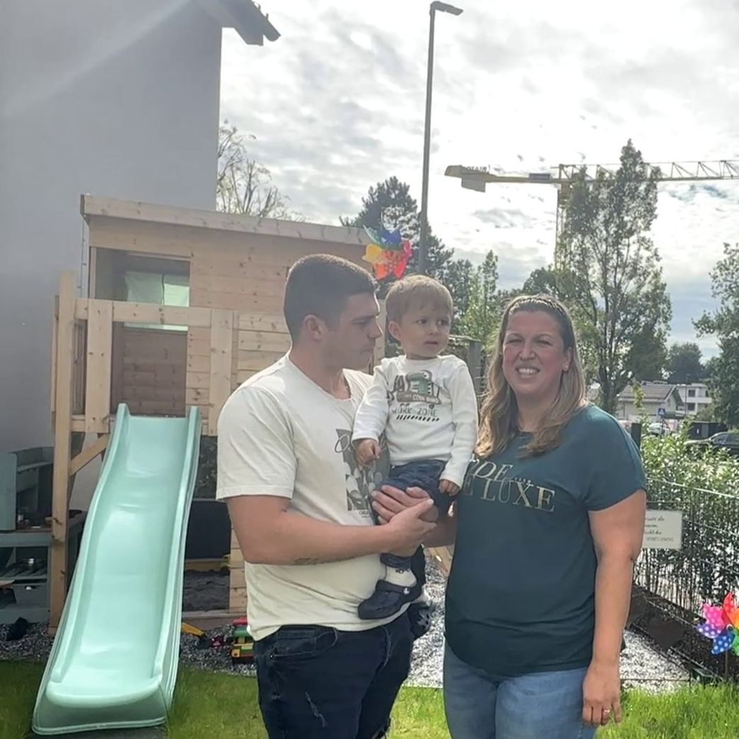 Die Familie Hagen in ihrem Garten am Kreisverkehr. Zum zweiten Mal landete ein Auto in der Begrenzung.