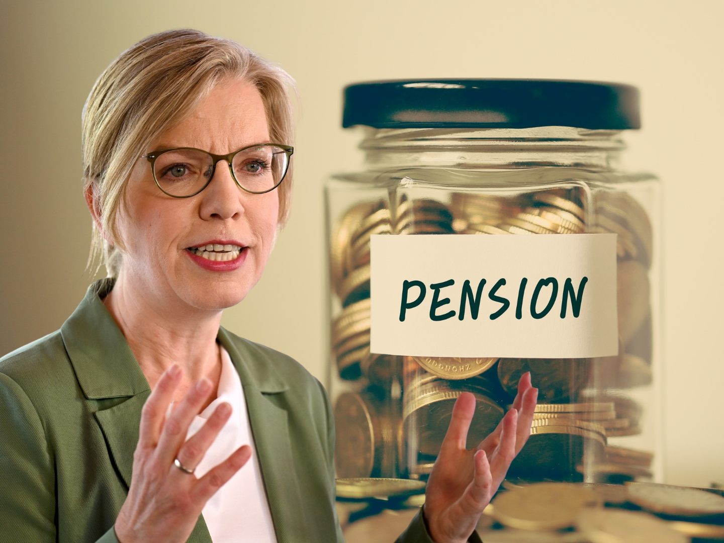 Leonore Gewessler kritisiert die Sparpläne der Regierung und warnt vor Kürzungen bei Pensionen und öffentlichen Diensten. Leonore Gewessler kritisiert die Sparpläne der Regierung und warnt vor Kürzungen bei Pensionen und öffentlichen Diensten.
