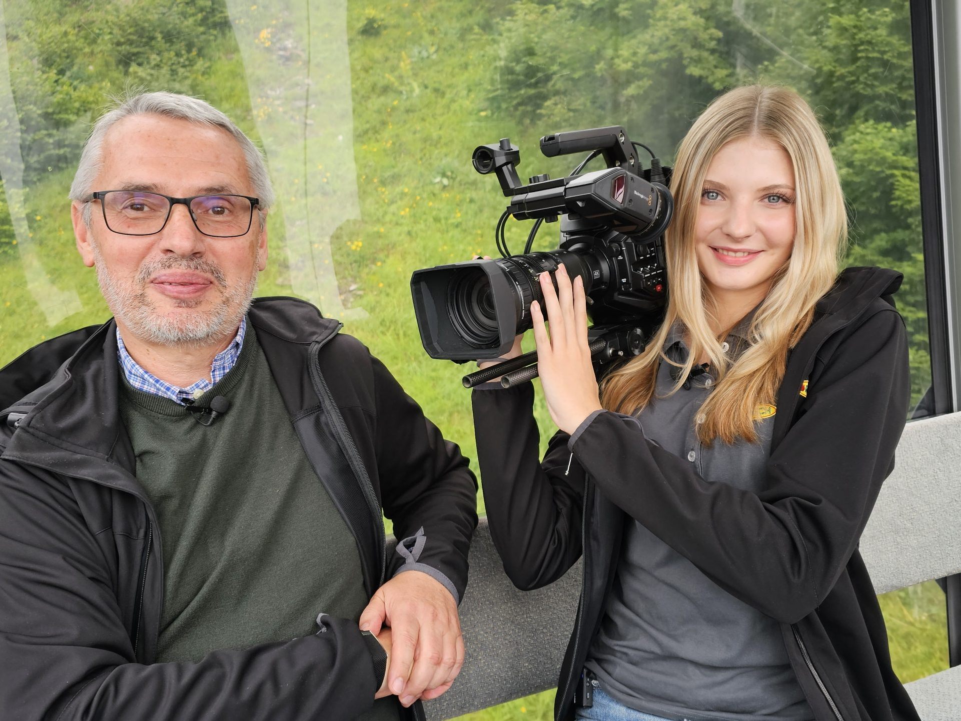 Auszubildende Luana Mutter (re) und Operations Director Harald Krammer (li) von Rauch Fruchtsäfte sind zu Gast in der Fernsehgondel am Muttersberg. Auszubildende Luana Mutter (re) und Operations Director Harald Krammer (li) von Rauch Fruchtsäfte sind zu Gast in der Fernsehgondel am Muttersberg.