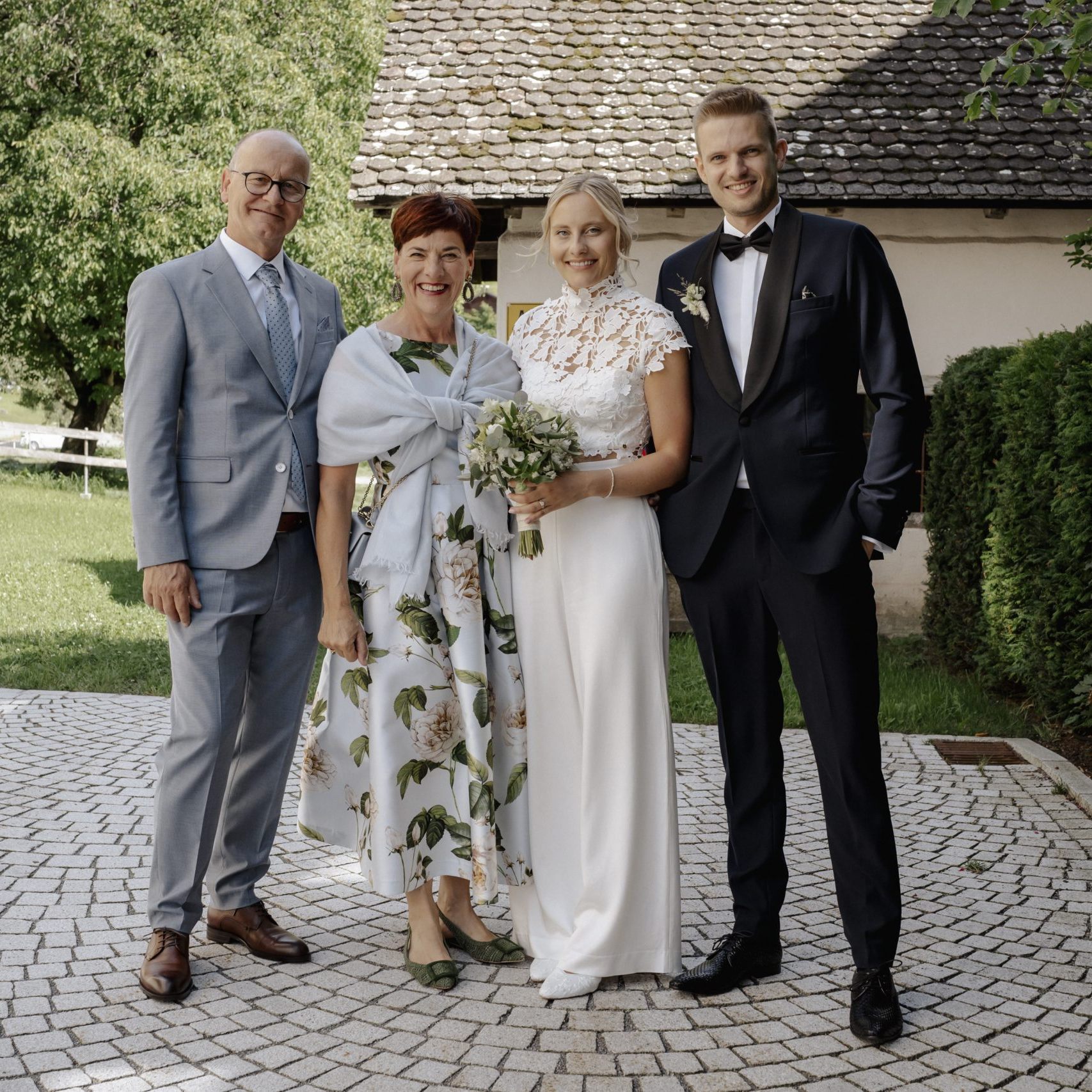 Das frisch vermählte Paar mit den Eltern der Braut.