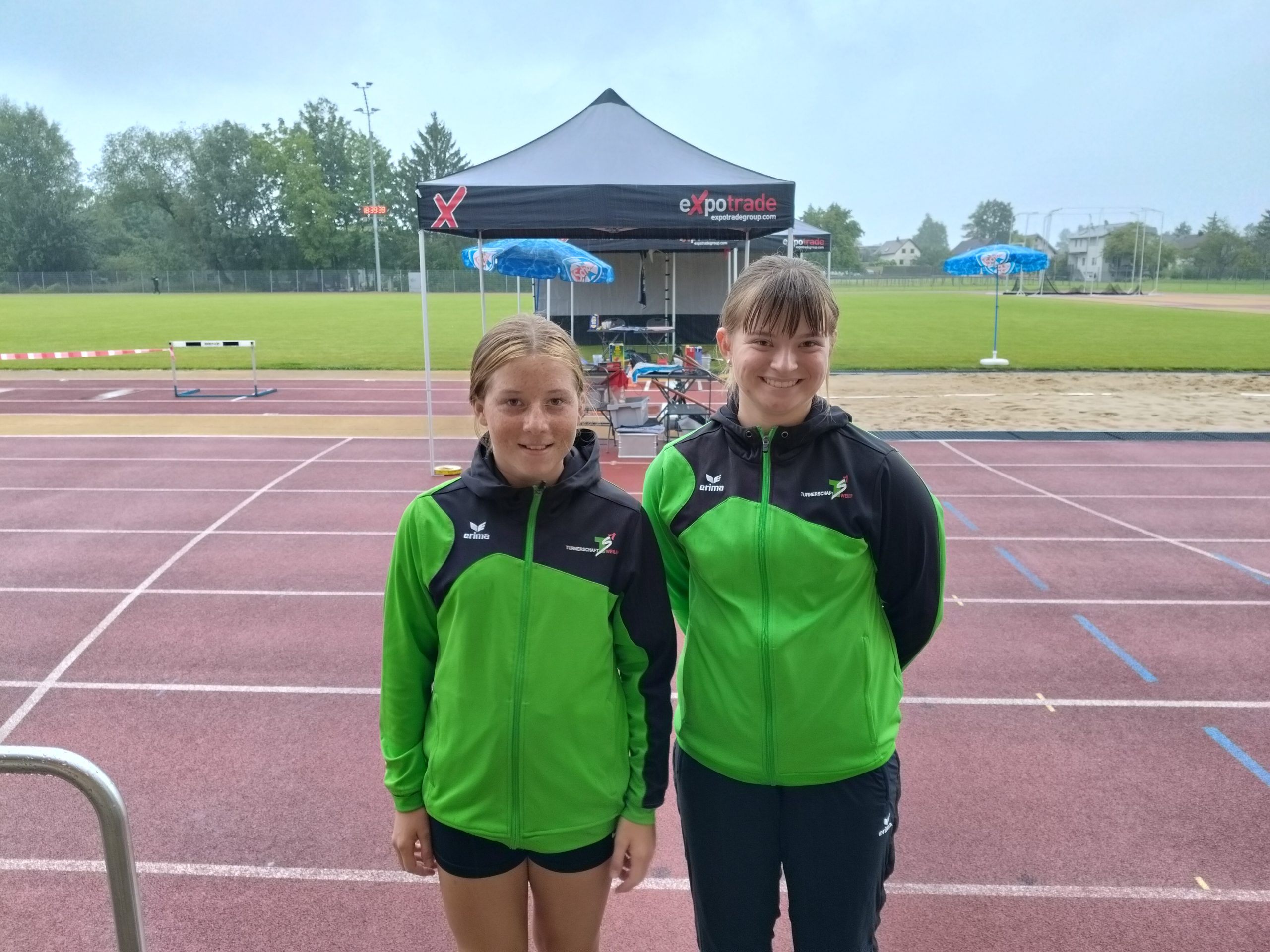 Annika und Jasmin die wetterfesten Mädels der TS Weiler