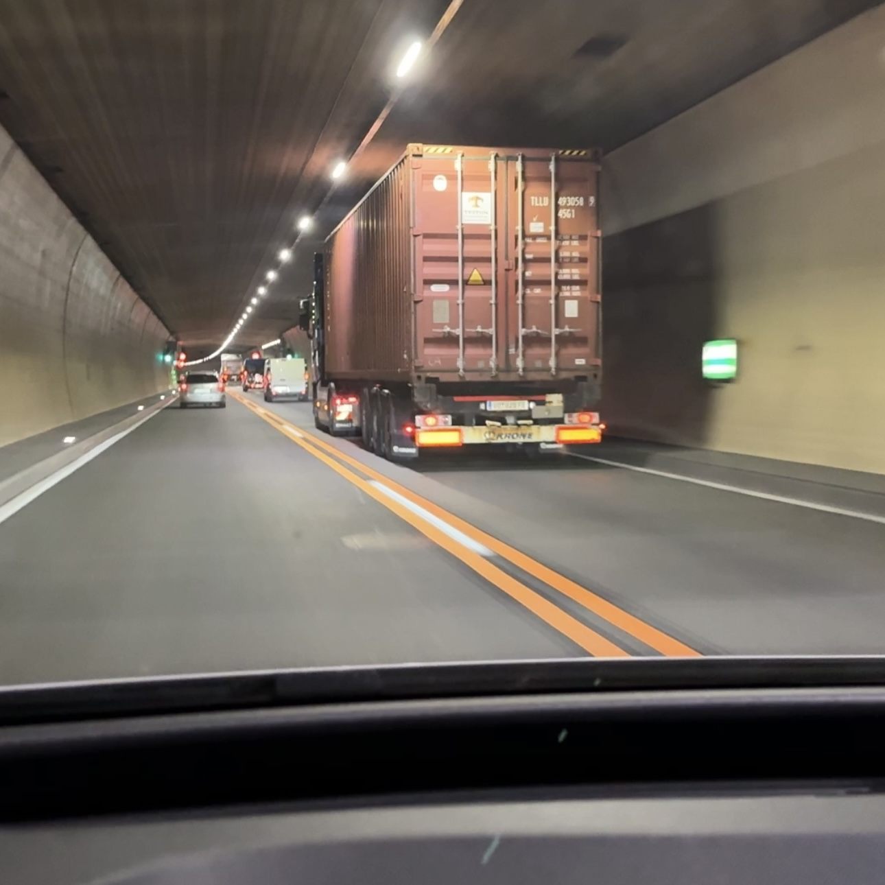 Doppelte Sperrlinie im Pfändertunnel.