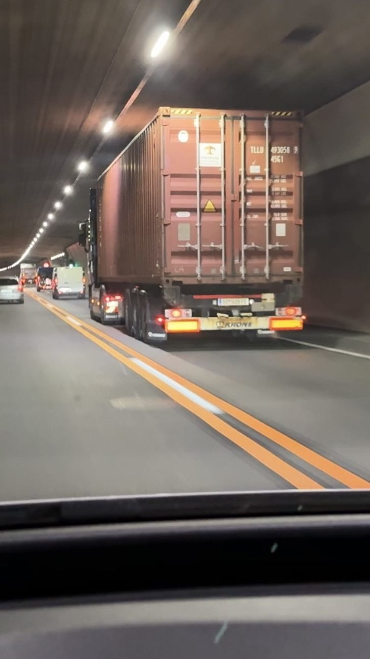 Doppelte Sperrlinie im Pfändertunnel.