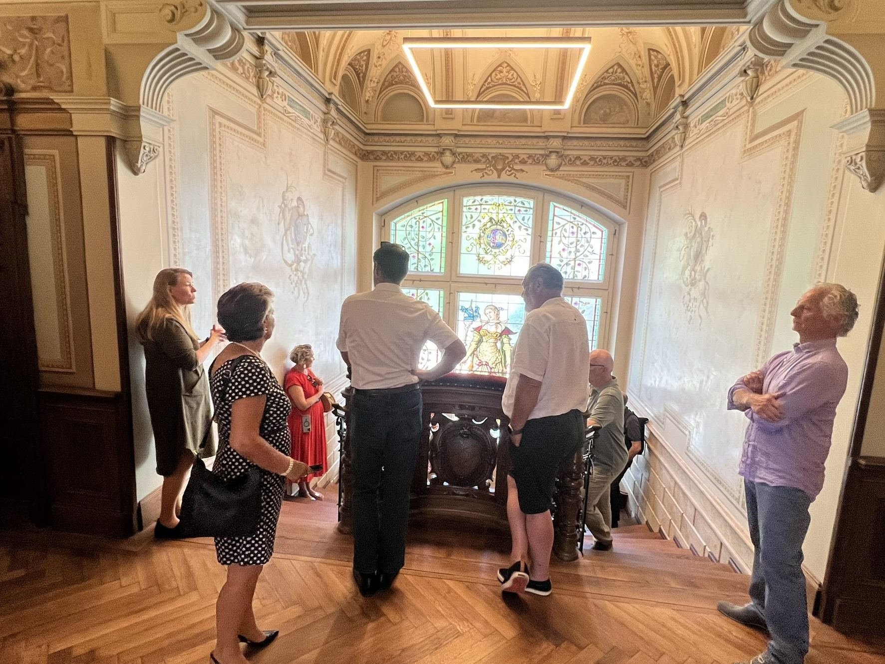Ehrensenatsrat der Bregenzer Faschingsgesellschaft, Bürgermeister Dieter Egger, lud die Gewinner der Gildenball Tombola zu einer Führung durch das Literaturhaus Villa Rosenthal ein.