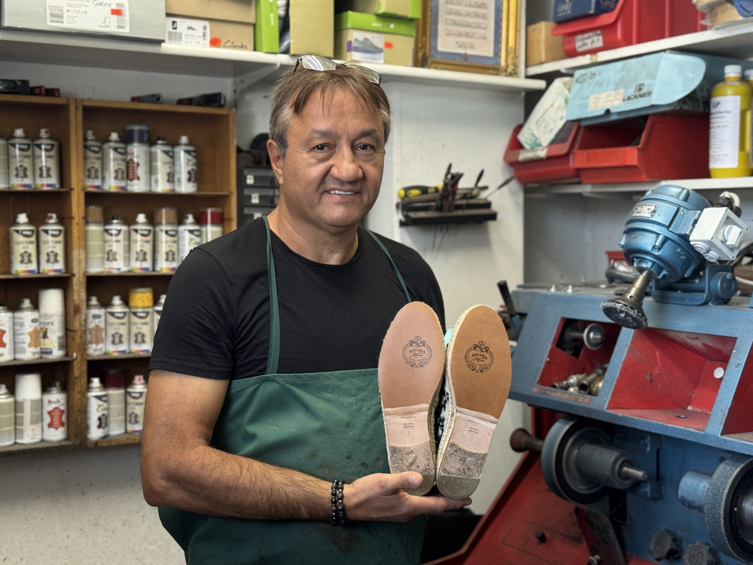 Ataer Kapakli ist seit Jahrzehnten leidenschaftlicher Schuhmacher. Ataer Kapakli ist seit Jahrzehnten leidenschaftlicher Schuhmacher.