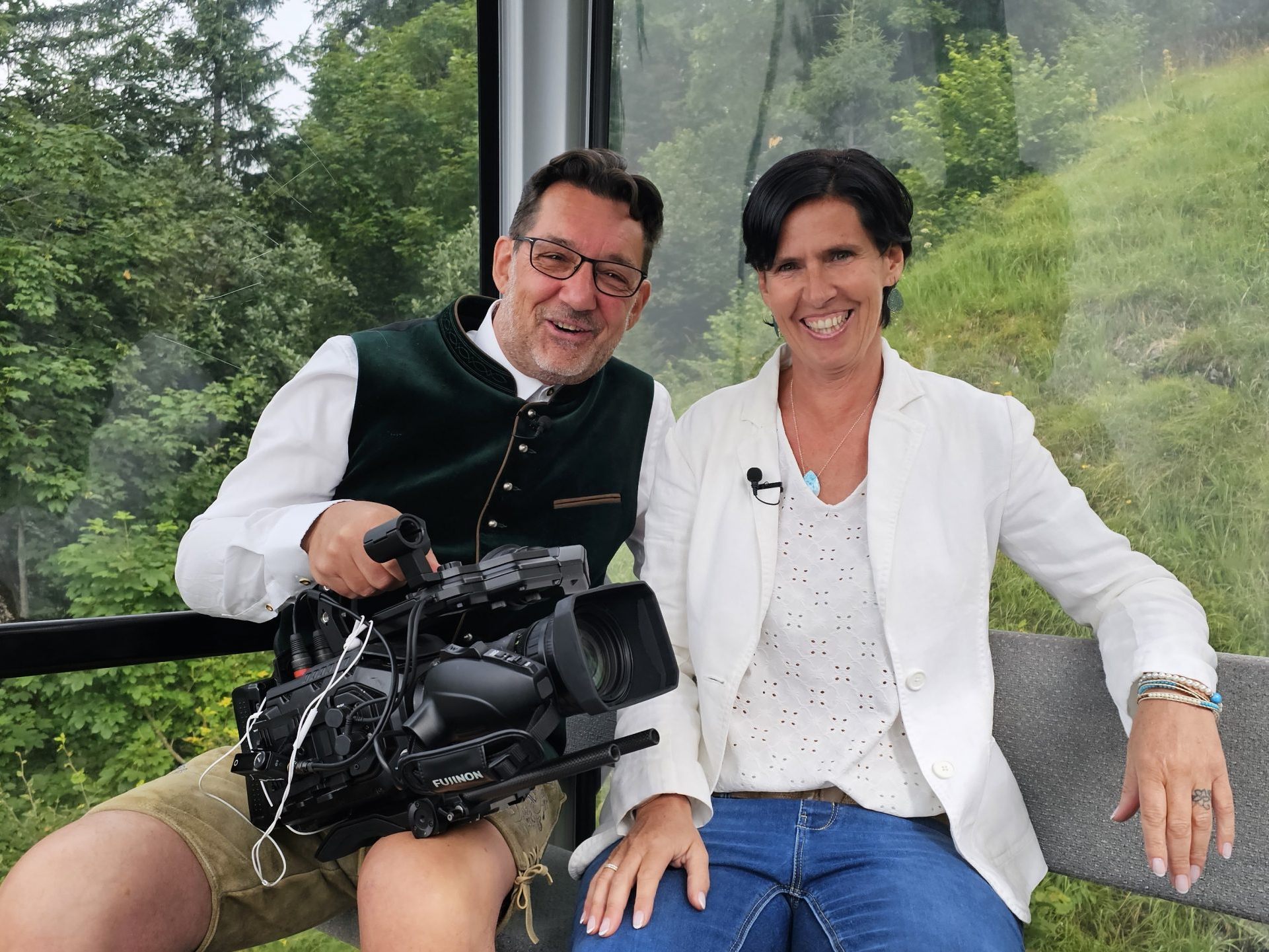 Aloah Institut Gründerin Marissa Säly (re) ist zu Gast in der Fernsehgondel am Muttersberg bei Andreas Seeburger. (li)