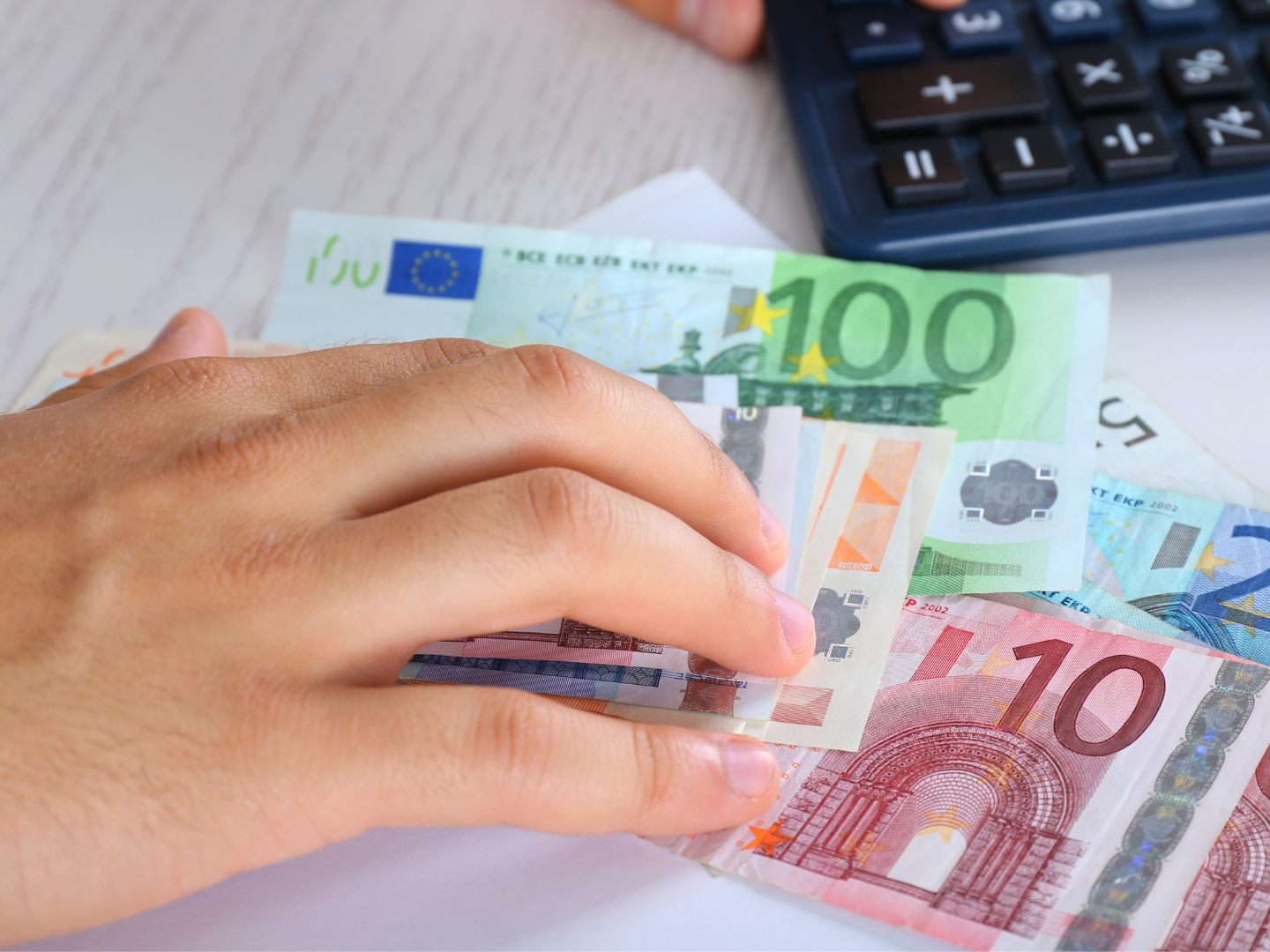 Der SV-Bonus bringt Arbeitnehmern und Pensionisten mit geringen Einkommen Rückerstattungen von bis zu 1.331 Euro. Der SV-Bonus bringt Arbeitnehmern und Pensionisten mit geringen Einkommen Rückerstattungen von bis zu 1.331 Euro.