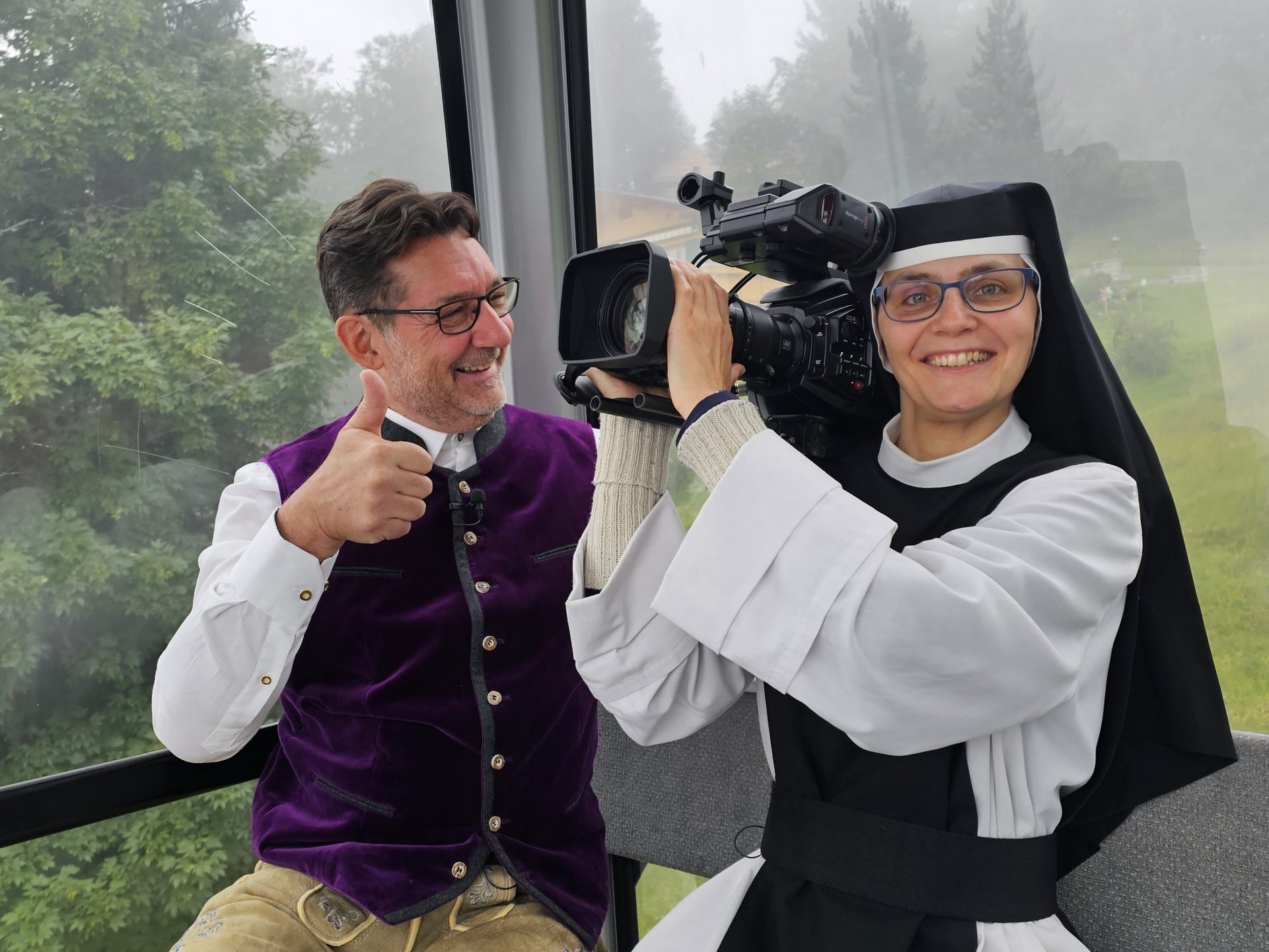 Priorin und Abteiküchenleiterin Sr. Maria Magdalena, genoss das schwebende Fernsehstudio von Andreas Seeburger am Muttersberg und versuchte sich nach den Dreharbeiten erfolgreich als "Kamera-Schwester". Priorin und Abteiküchenleiterin Sr. Maria Magdalena, genoss das schwebende Fernsehstudio von Andreas Seeburger am Muttersberg und versuchte sich nach den Dreharbeiten erfolgreich als "Kamera-Schwester".