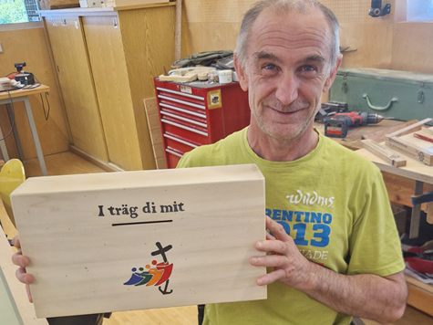 Alex Raggl von der Werkstätte Bludenz der Caritas fertigte Holzboxen an, in denen Anliegen gesammelt werden können. Alex Raggl von der Werkstätte Bludenz der Caritas fertigte Holzboxen an, in denen Anliegen gesammelt werden können.