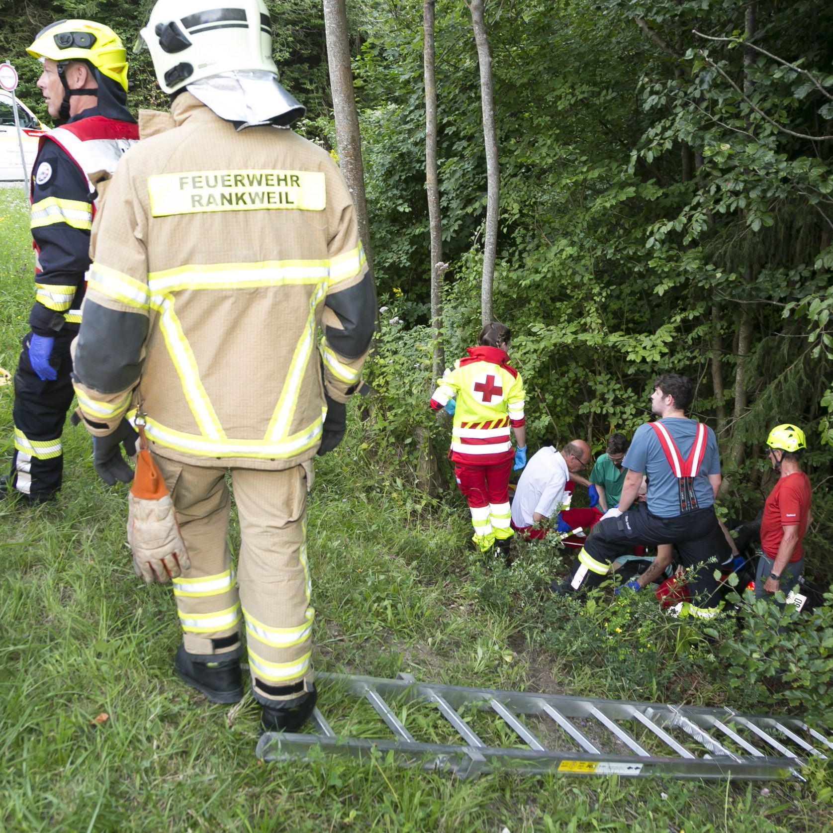 Feuerwehr, Bergrettung und Notarzt kümmerten sich um den Verletzten.