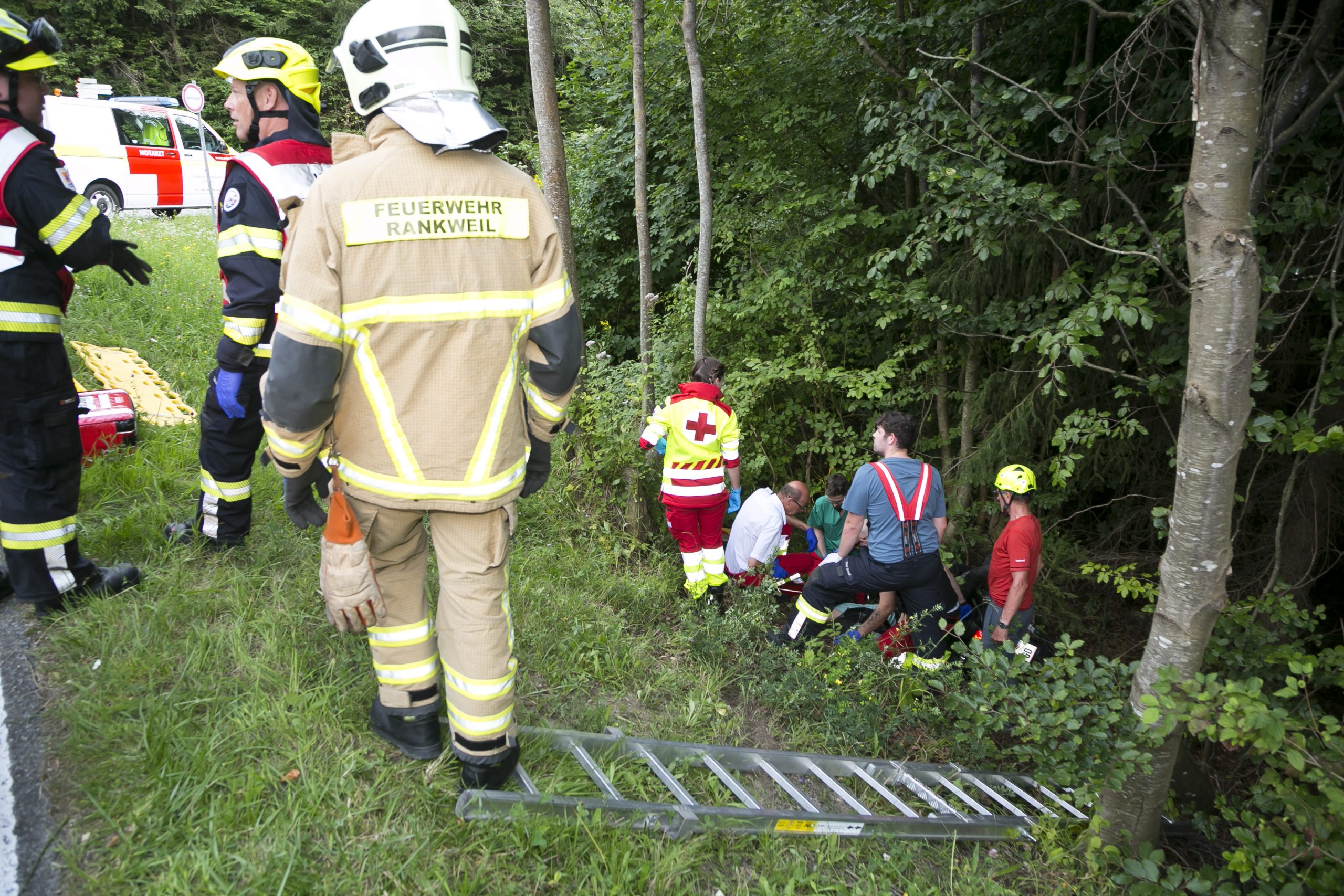 Motorradfahrer ruft nach schwerem Unfall selbst Hilfe