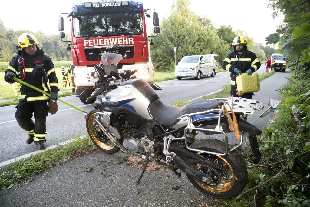 V Koblachu kolesar našel mrtvega motorista ob cesti L55
