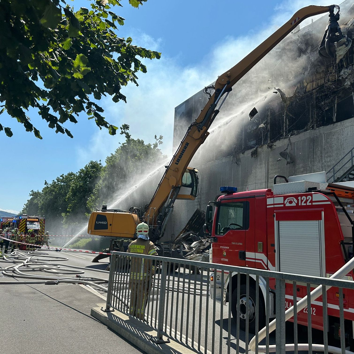 Für die Löscharbeiten muss schweres Gerät aufgefahren werden.