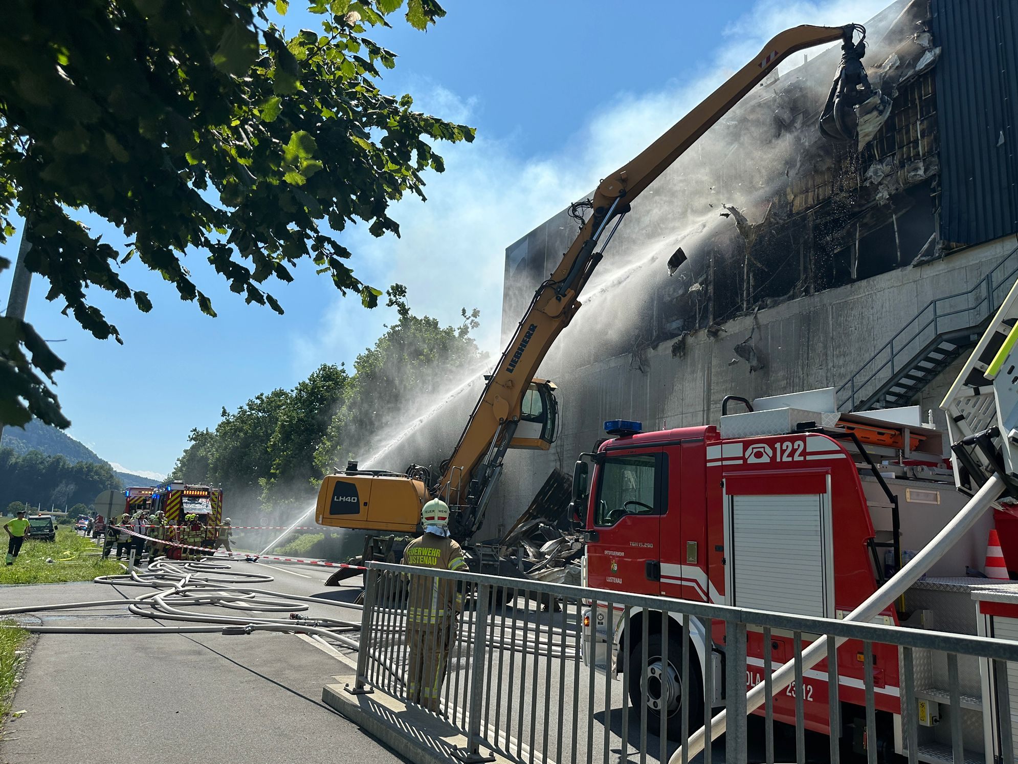Für die Löscharbeiten muss schweres Gerät aufgefahren werden.