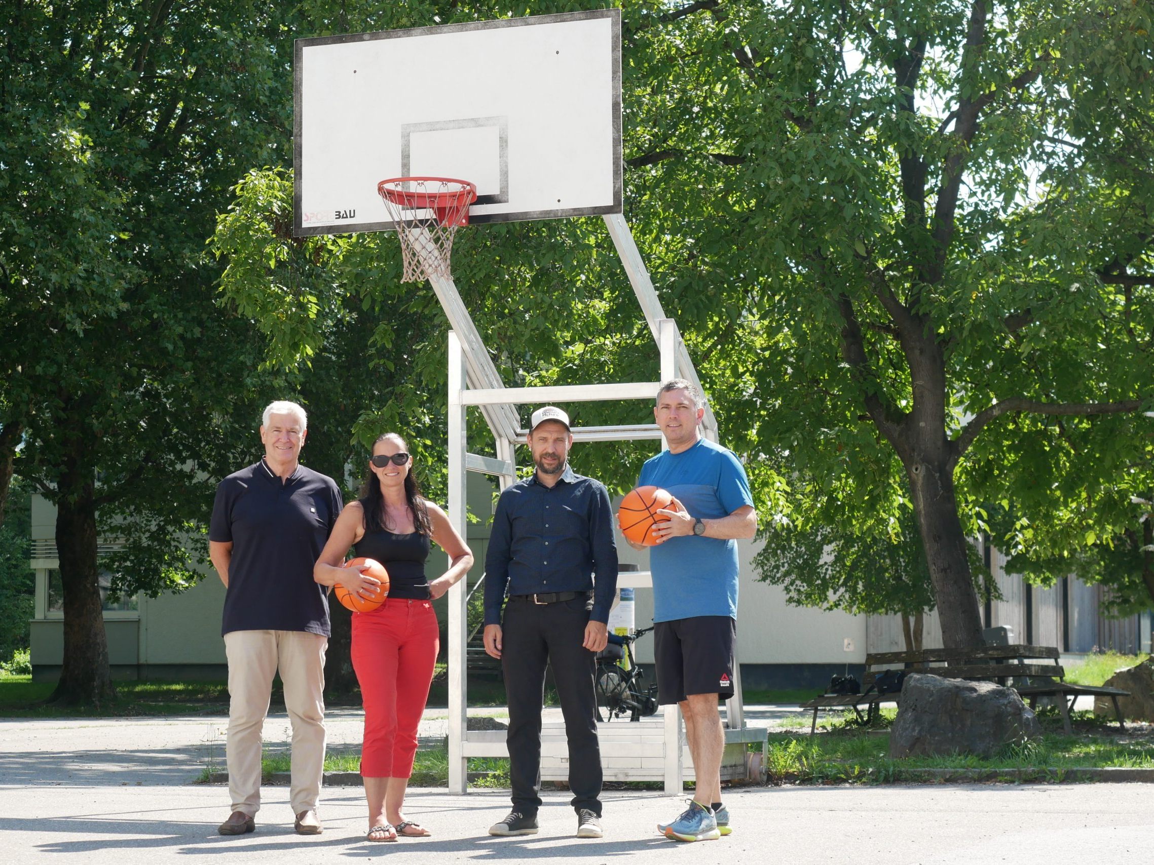 v. l. Gruppenleiter Konrad Klammer (Sport & Vereine), Stadträtin Daniela Metelko-Micheluzzi, Peter Ionian (Jugend & Familie) und LAbg. Vizebürgermeister Markus Klien sind erfreut, dass diese Initiative erfolgreich umgesetzt werden konnte. v. l. Gruppenleiter Konrad Klammer (Sport & Vereine), Stadträtin Daniela Metelko-Micheluzzi, Peter Ionian (Jugend & Familie) und LAbg. Vizebürgermeister Markus Klien sind erfreut, dass diese Initiative erfolgreich umgesetzt werden konnte.