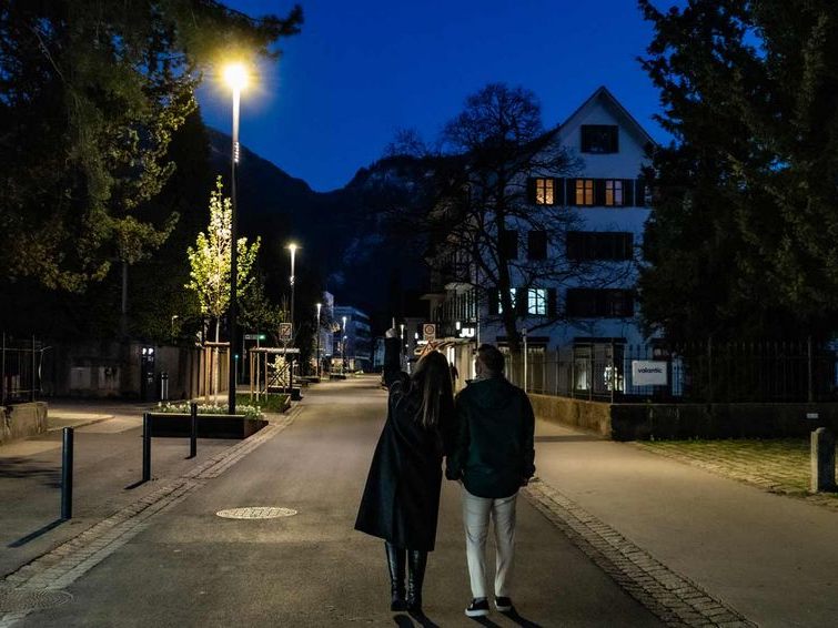 Elf bestehende Leuchten wurden in der Marktstraße technisch aufgerüstet. Elf bestehende Leuchten wurden in der Marktstraße technisch aufgerüstet.