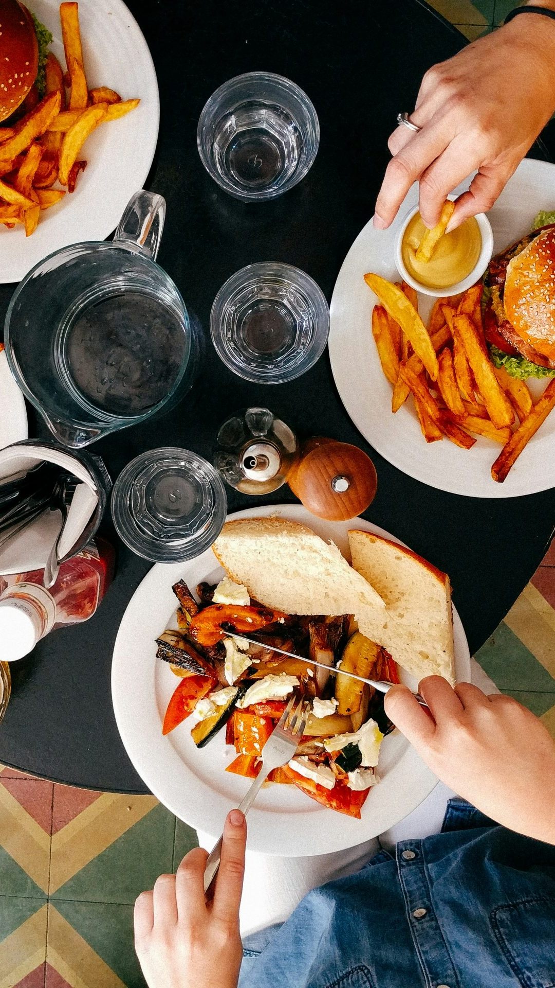 Entdecke, wie oft Industrieprodukte in Restaurants verwendet werden. Eine Doku enthüllt, was wirklich auf deinem Teller landet und fordert mehr Transparenz.