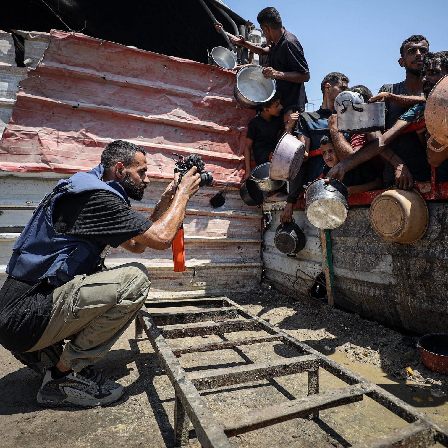 Im Fokus der Kritik steht nicht der Hunger der Menschen, sondern der Verdacht, dass der Fotograf Szenen gezielt inszeniert, um bestimmte Emotionen zu erzeugen.