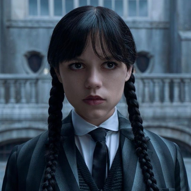 Jenna Ortega als düstere Titelheldin in der Erfolgsserie „Wednesday“, Staffel 2. Die Schauspielerin begeistert mit ihrer ausdrucksstarken Darstellung der ikonischen Addams-Tochter.