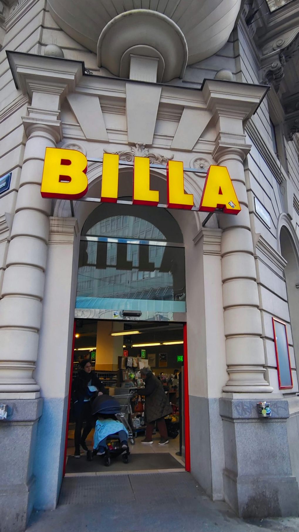 Supermärkte erhalten bis zu 4 Cent pro zurückgegebener Pfandflasche. Das steckt hinter der „Handling Fee“ im österreichischen Pfandsystem.