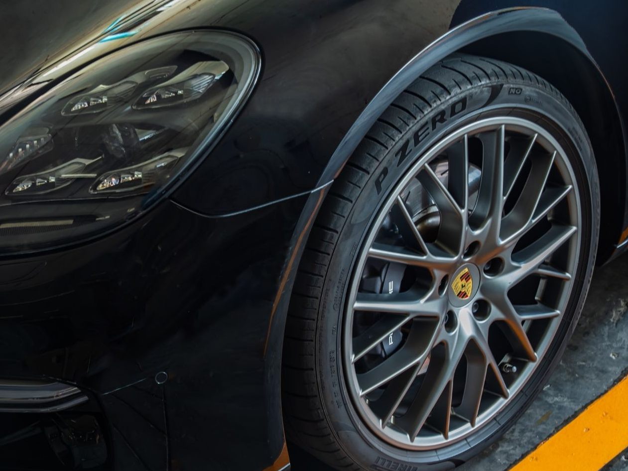 Fahrfehler auf regennasser Straße: Porsche landet im Graben. Fahrfehler auf regennasser Straße: Porsche landet im Graben.