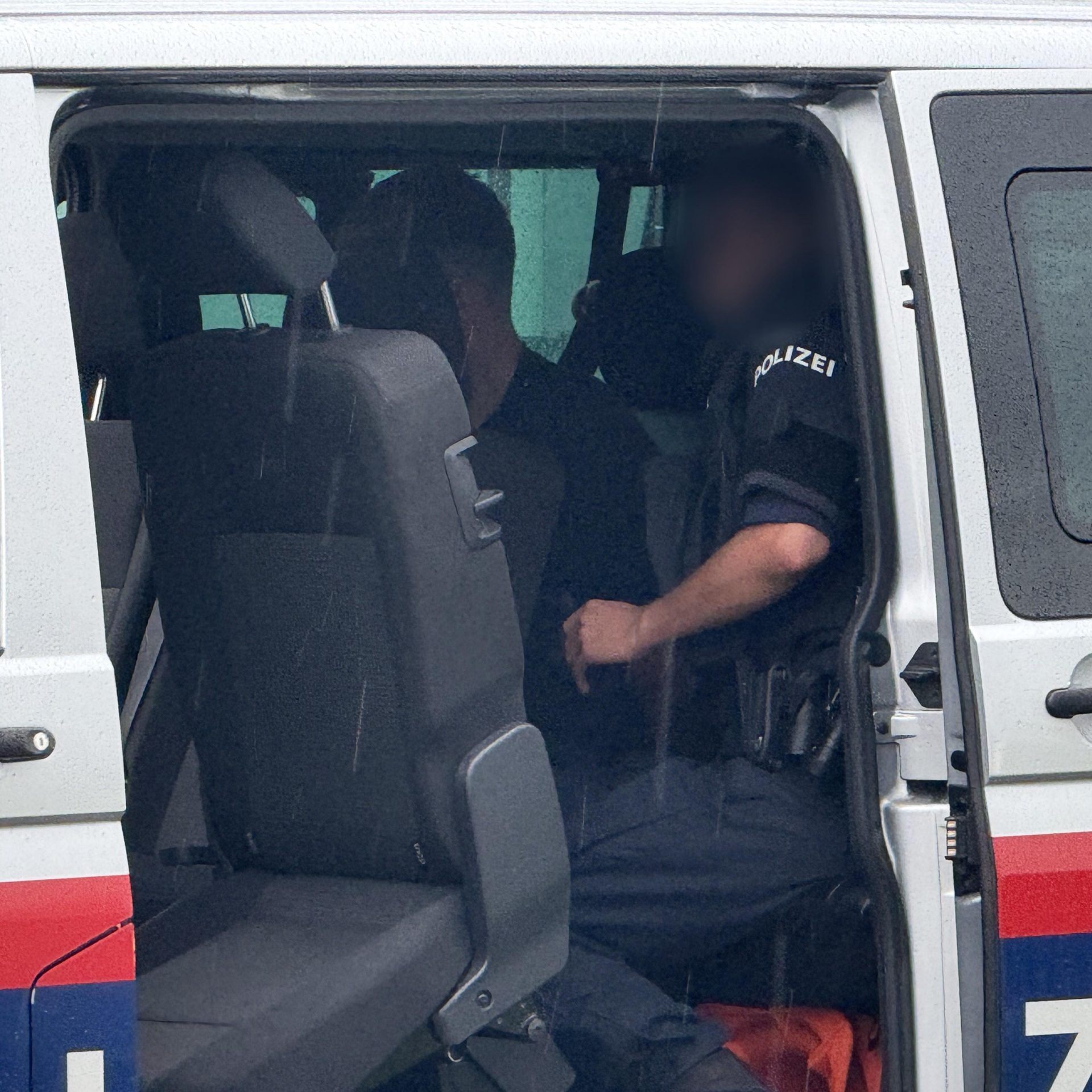 Die zwei Tatverdächtigen wurden von der Polizei festgenommen.