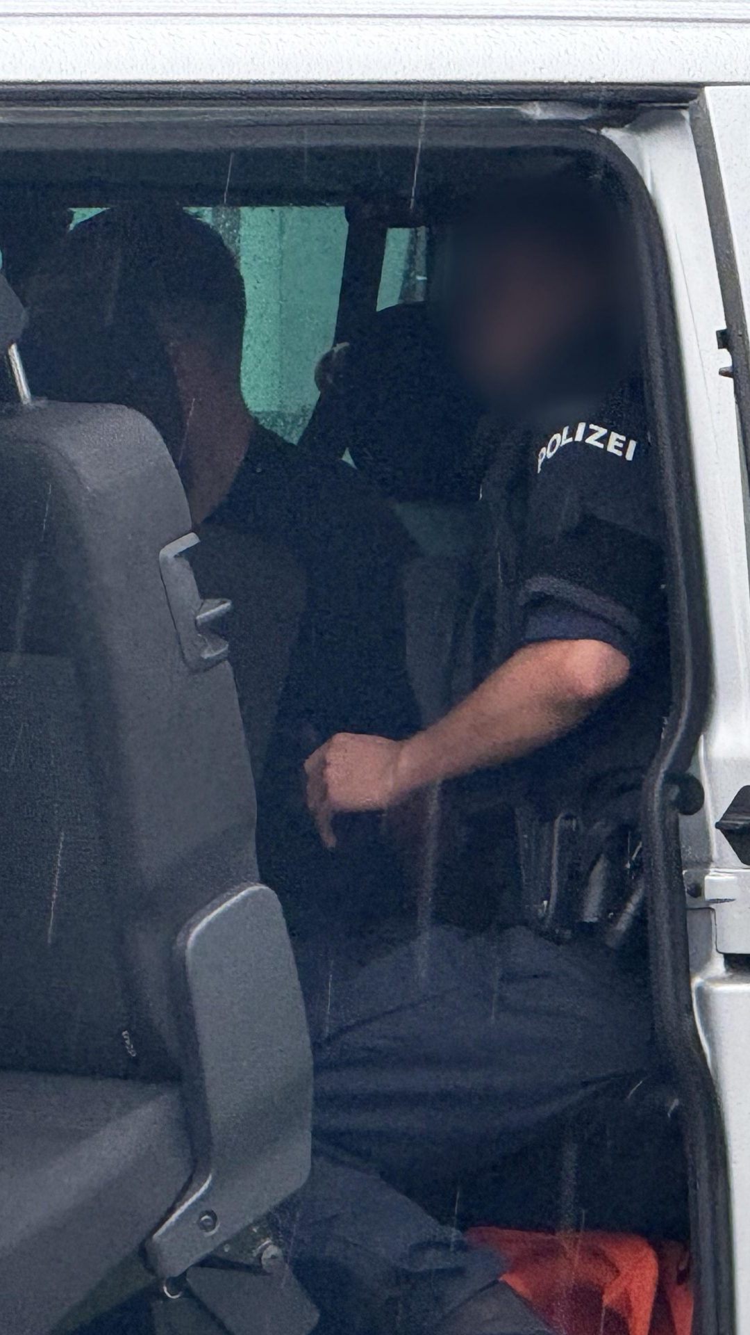 Die zwei Tatverdächtigen wurden von der Polizei festgenommen.