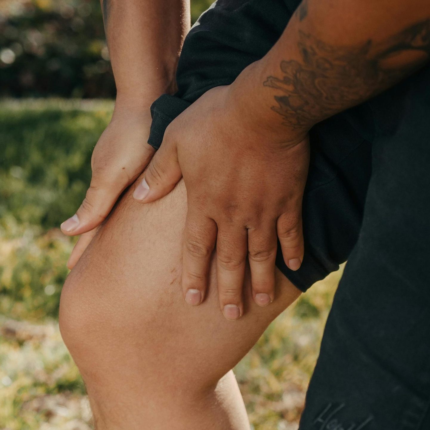 Studie zeigt: Eine veränderte Fußstellung beim Gehen kann Knieschmerzen verringern und den Knorpelabbau bei Arthrose deutlich verlangsamen.