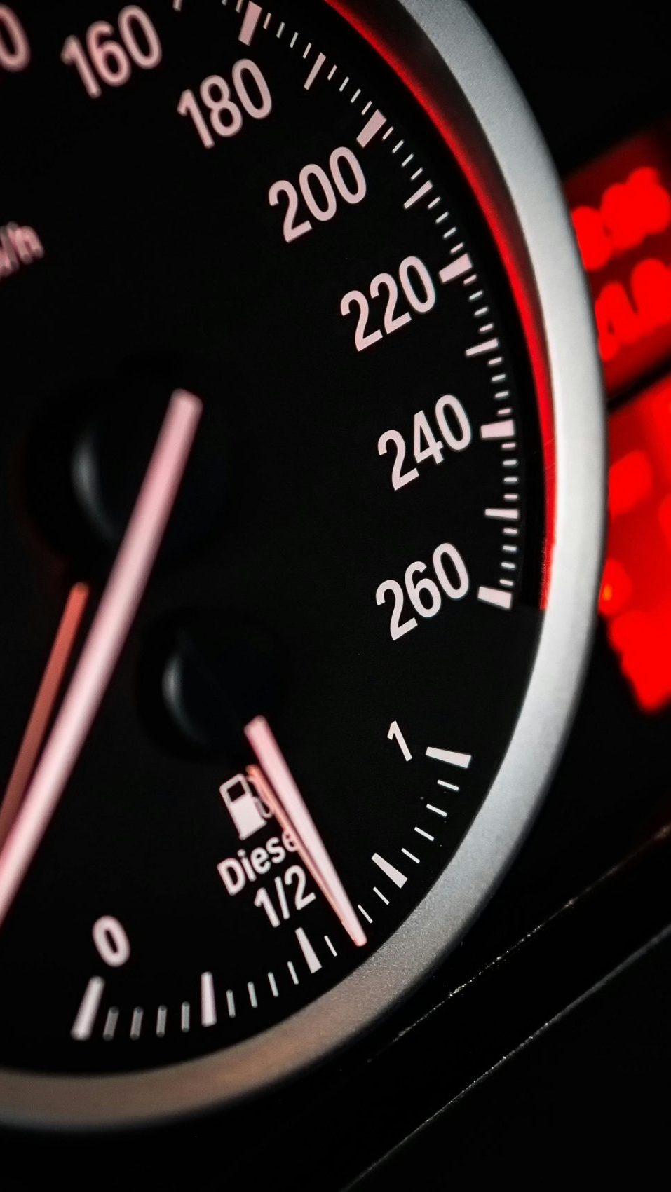 Tschechien führt auf der Autobahn 3 ein Tempolimit von 150 km/h ein – allerdings nur bei Schönwetter. Der Pilotversuch startet im Herbst 2025.