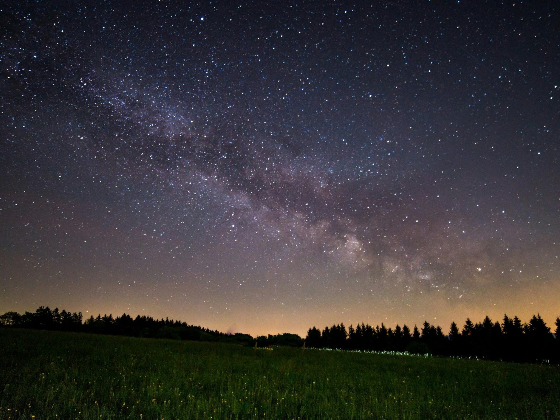So gelingen Fotos vom Sternenhimmel: Tipps zur Ausrüstung, Kameraeinstellungen und Nachbearbeitung für beeindruckende Nachtaufnahmen. So gelingen Fotos vom Sternenhimmel: Tipps zur Ausrüstung, Kameraeinstellungen und Nachbearbeitung für beeindruckende Nachtaufnahmen.
