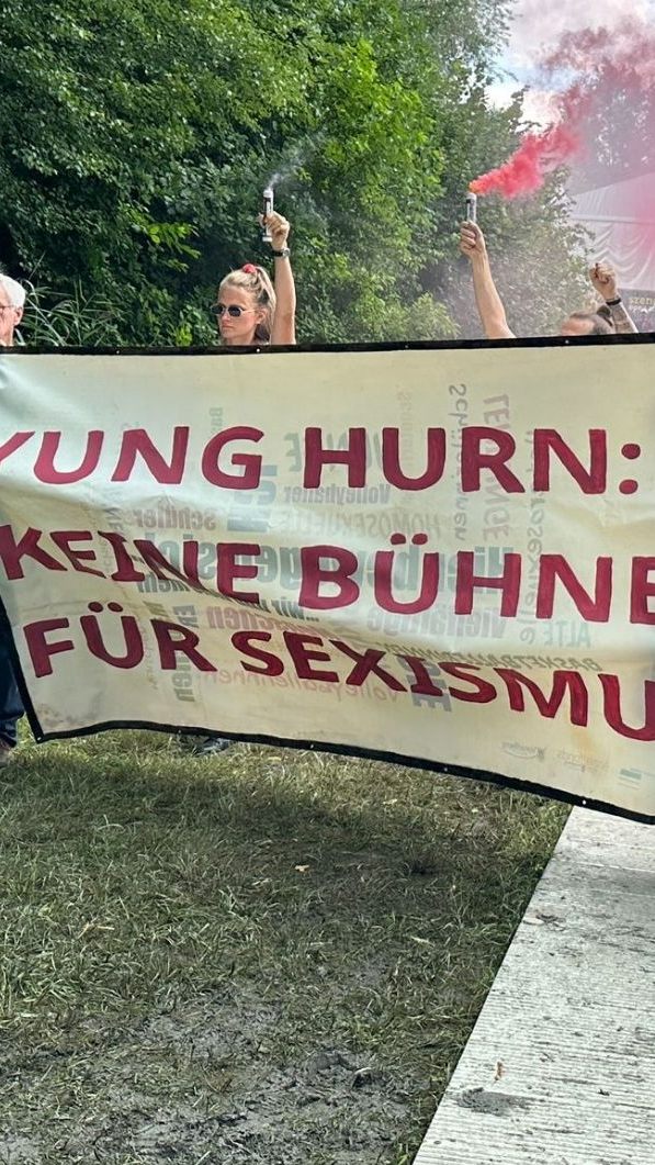 Aktivisten demonstrierten gegen Yung Hurn beim Szene Openair in Lustenau. Ein Festivalbesucher nannte die Aktion eine "Frechheit".