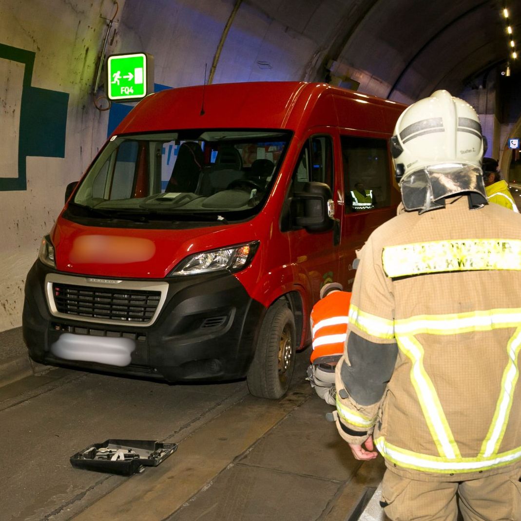 Reifenplatzer im Ambergtunnel.