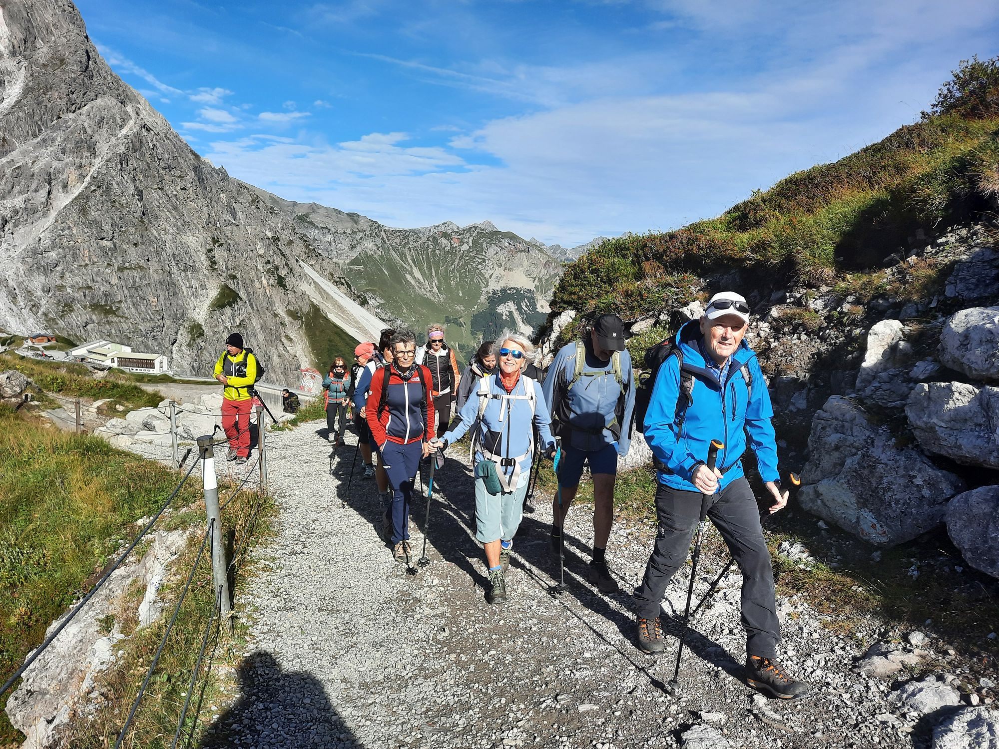 Unsere Wanderführerinnen Wilma und Dorothea führen die Wanderfreunde unter den Kirchlispitzen vorbei zum Verajoch! Unsere Wanderführerinnen Wilma und Dorothea führen die Wanderfreunde unter den Kirchlispitzen vorbei zum Verajoch!
