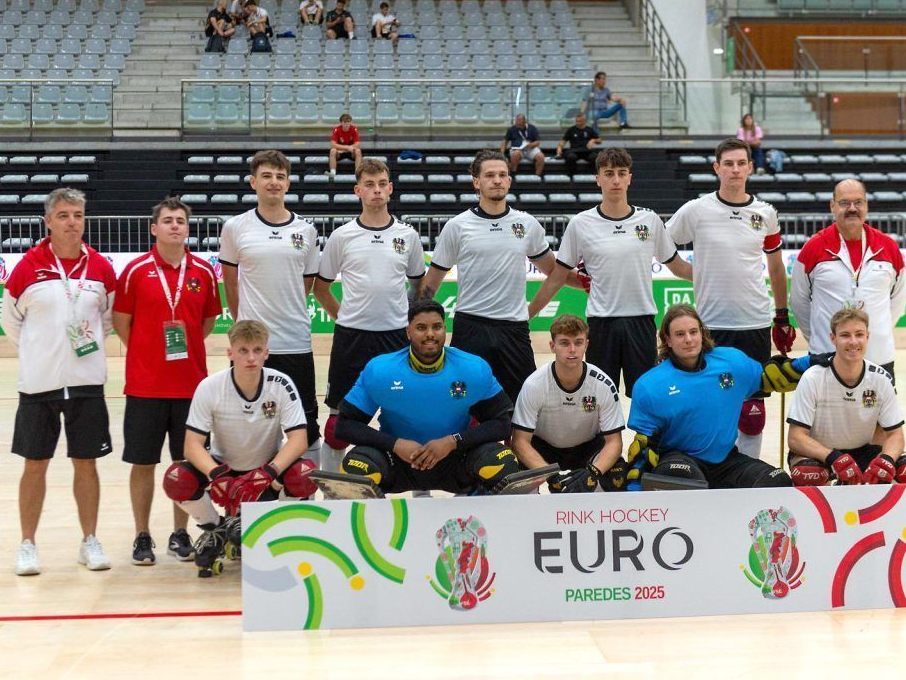 Dornbirner-und-Wolfurter-Rollhockeyspieler-jubeln-bei-der-EM
