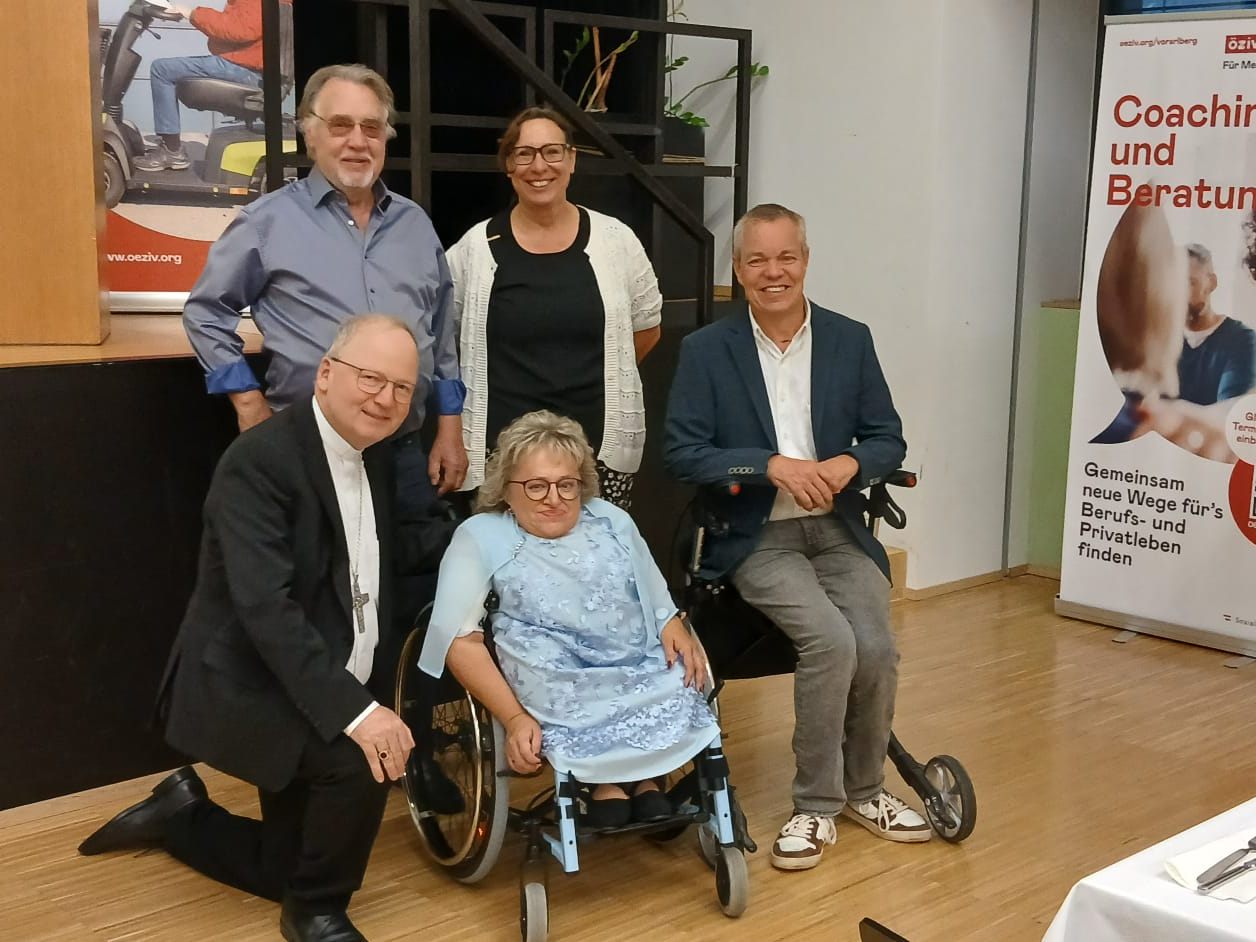 Bischof Benno Elbs mit ÖZIV Vbg. Finanzreferent Thomas Jan Waller, den Vizepräsidenten Georg Fritsch und Elke Kroisenbrunner und Präsidentin Karin Stöckler Bischof Benno Elbs mit ÖZIV Vbg. Finanzreferent Thomas Jan Waller, den Vizepräsidenten Georg Fritsch und Elke Kroisenbrunner und Präsidentin Karin Stöckler