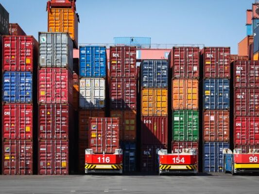 Container-"Tetris" in einem Hafenterminal
