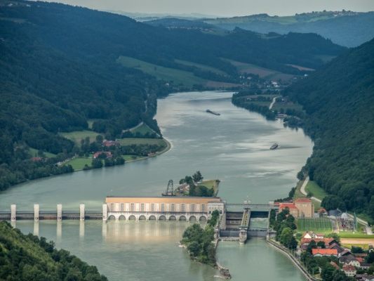 Das Donaukraftwerk Jochenstein an Grenze von Bayern zu Österreich