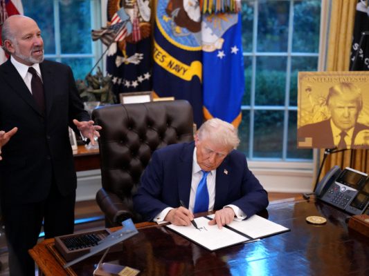 Präsident Trump unterschreibt, Handelsminister Lutnick kommentiert Präsident Trump unterschreibt, Handelsminister Lutnick kommentiert