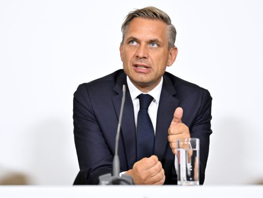 Wirtschaftsminister ist für Technologieoffenheit bei den Flottenzielen