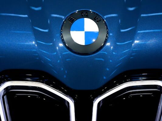BMW-er-ffnete-gro-es-Elektroauto-Werk-in-Ungarn