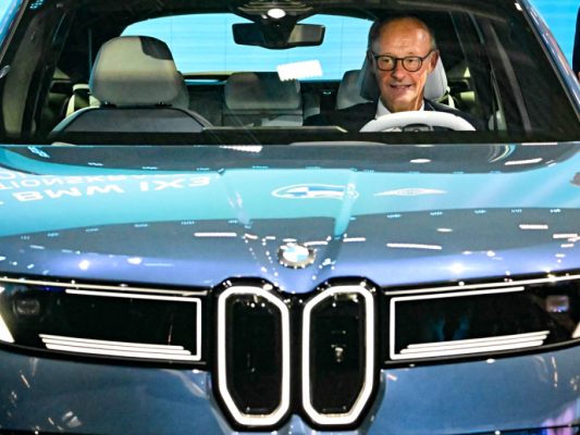 Friedrich Merz: Kann er deutsche Autoindustrie aus der Krise steuern?