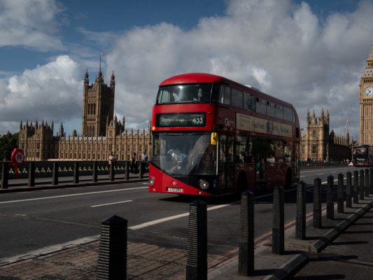 Einer der roten Stadtbusse auf der Westminster-Brücke (Symbolbild) Einer der roten Stadtbusse auf der Westminster-Brücke (Symbolbild)