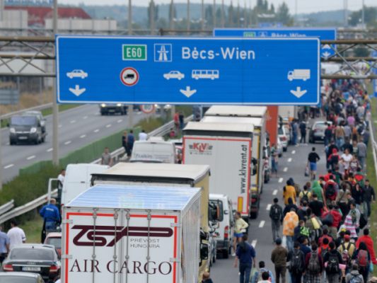 Flüchtlinge auf dem Weg nach Österreich Flüchtlinge auf dem Weg nach Österreich