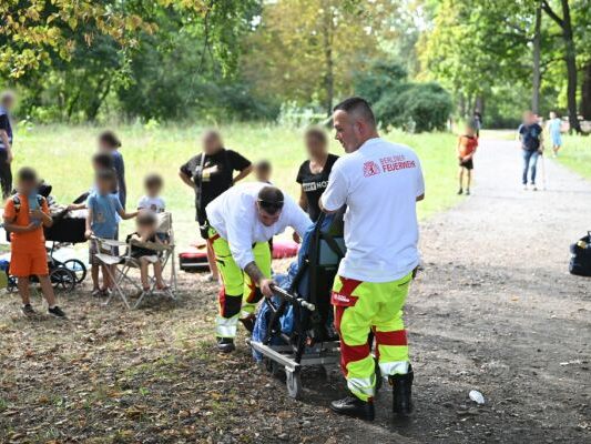 Betreuerin schwer, drei Kinder leicht verletzt Betreuerin schwer, drei Kinder leicht verletzt