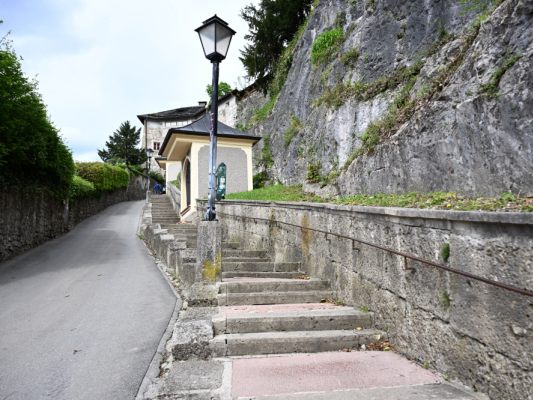Die bestehende enge und steile Zufahrt auf den Kapuzinerberg Die bestehende enge und steile Zufahrt auf den Kapuzinerberg