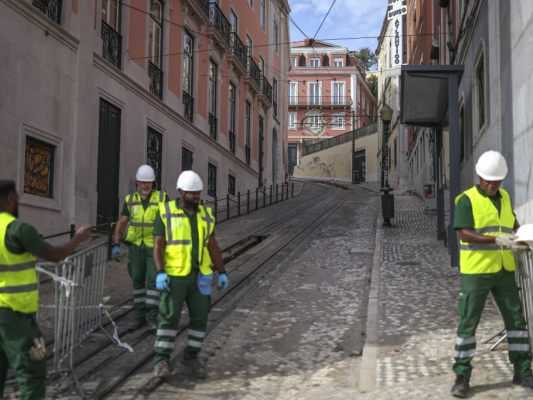 Arbeiten an der sonst menschenleeren Unfallstelle in Lissabon Arbeiten an der sonst menschenleeren Unfallstelle in Lissabon