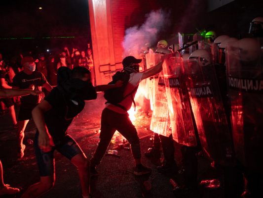 Erneut-Gewalt-bei-Protesten-gegen-Regierung-in-Serbien