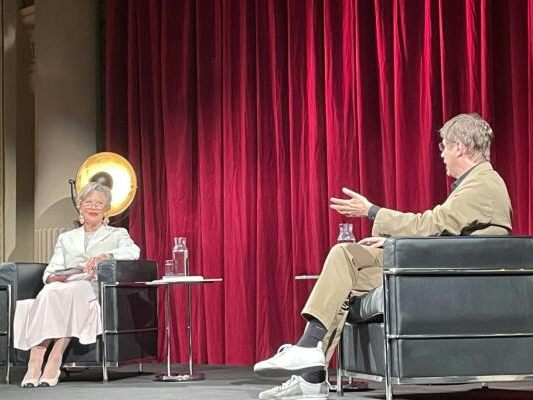 Eva-Maria Klinger mit Daniel Kehlmann im "JosefStadtgespräch"