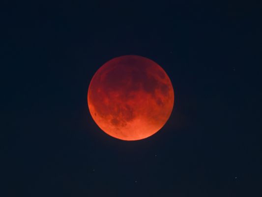 Der "Blut-" oder "Kupfermond" am Sonntagabend über Wien