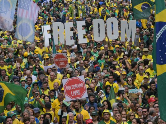 Menschen fordern Freiheit für Bolsonaro